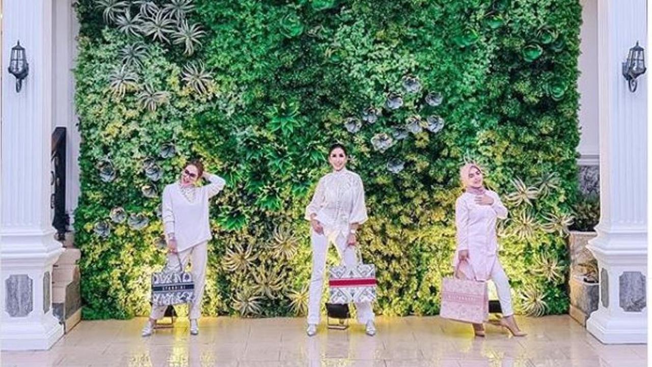 Syahrini Jualan Tas Bonus Pouch dan Sajadah, Berapa Harganya?