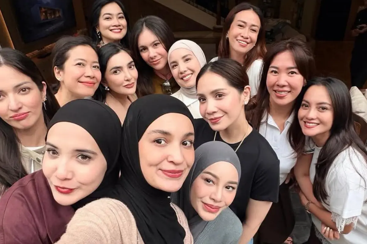 Geng Cendol saat Kumpul Bareng di Villa Zaskia Sungkar. [@ramadhaniabakrie]