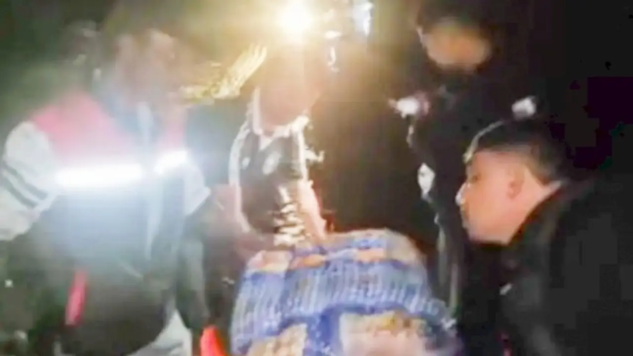 Aksi Humanis Polisi di Tengah Banjir, Jenazah Dievakuasi Gunakan Mobil Patroli di Malaka