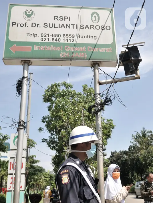 Petugas keamanan mengenakan masker saat berjaga di RSPI Prof. DR. Sulianti Saroso, Sunter, Jakarta, Senin (2/3/2020). Pegawai dan pengunjung mengenakan masker sebagai bentuk pencegahan penularan pasca dua pasien positif terinfeksi Corona dirawat di rumah sakit tersebut. (merdeka.com/Iqbal S. Nugroho