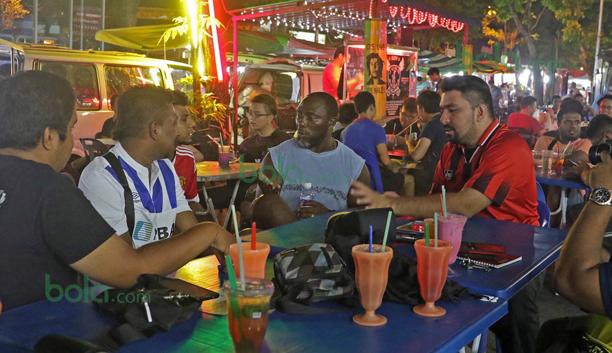 Pelatih Jacksen F. Tiago sangat akrab dengan kelompok suporter Brigade 07 di Penang, Malaysia, Minggu (31/01/2016). (Bola.com/Nicklas Hanoatubun)