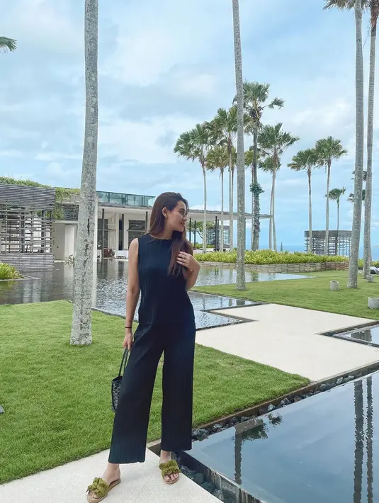 Gaya simpel Aaliyah Massaid mengenakan jumpsuit hitam tanpa lengan. Mana gaya Aaliyah Massaid yang jadi favoritmu, Sahabat FIMELA? [Foto: Instagram/Aaliyah.massaid]