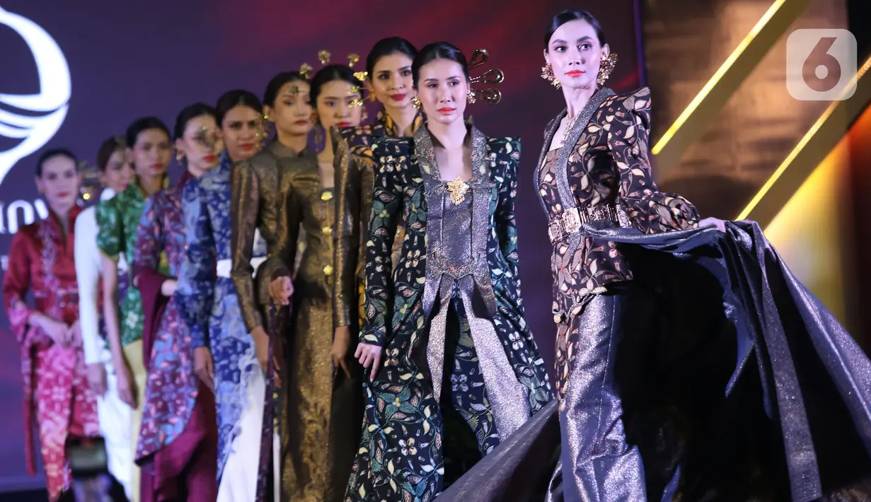 Model memperagakan busana Batik Taliabu rancangan karya Eko Tjandra dalam Selaras Wastra saat  Cita & Cipta 2024 Liputan6 x Fimela di Shangrila Hotel, Jakarta, Rabu (31/7/2024). (Liputan6.com/Angga Yuniar)