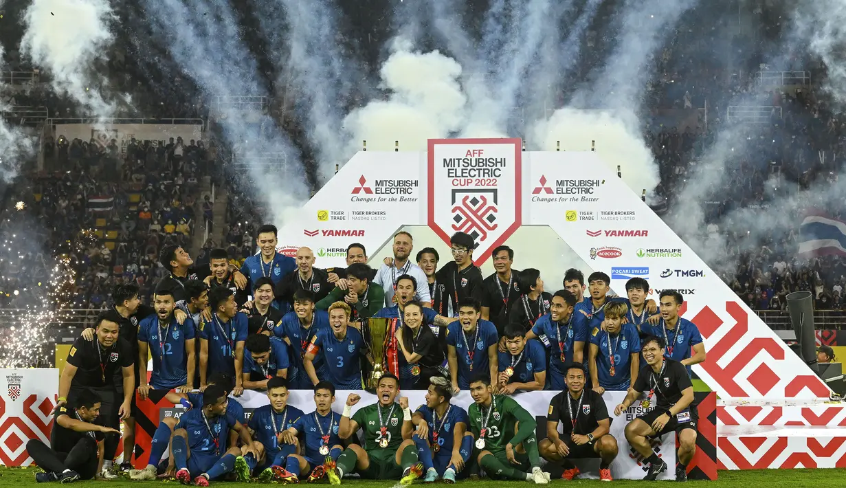 Thailand berhasil menjuarai ajang Piala AFF 2022 setelah mengalahkan Vietnam dengan agregat 3-2 di partai final pada Senin (16/01/2023). Madam Pang dan skuad memiliki ambisi untuk lolos ke Piala Dunia 2026 yang akan digelar di benua Amerika nantinya. (AP Photo/Kittinun Rodsupan)