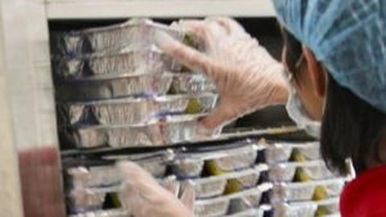 Makanan yang dikemas dalam boks yang terbuat dari aluminium foil ini tidak boleh didistribusikan jika belum lolos pemeriksaan.<br>