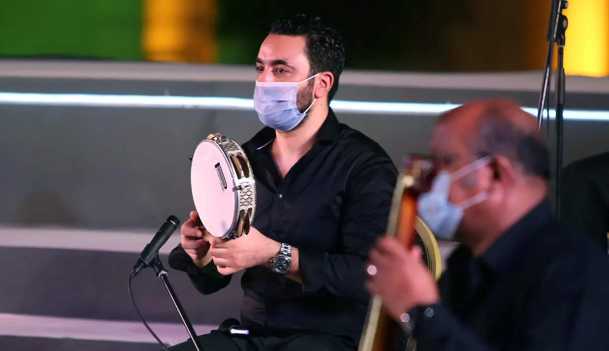 Sejumlah musisi tampil dalam konser di Gedung Opera Kairo, Mesir, Kamis (9/7/2020). Sekitar 400 pengunjung menghadiri konser yang diadakan di teater terbuka Gedung Opera Kairo. (Xinhua/Ahmed Gomaa)