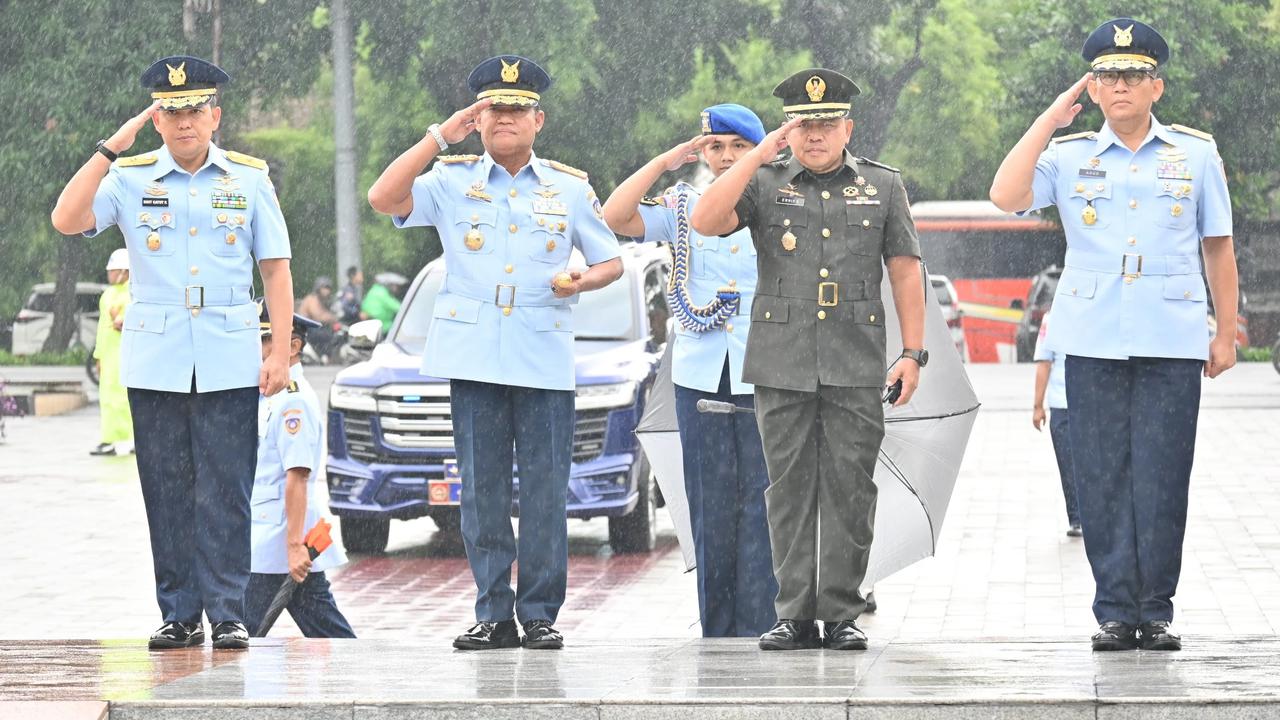 Panglima Koops Udara Nasional (Pangkoopsudnas) Marsdya TNI Minggit Tribowo ziarah ke TMP Kalibata