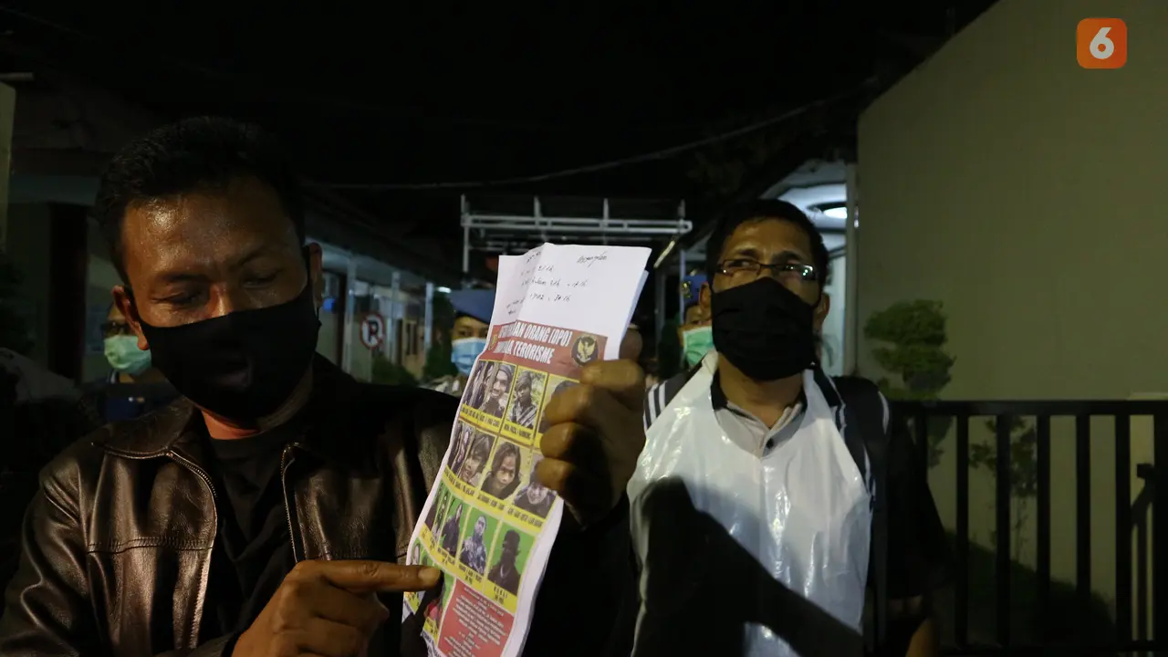 Kabid Humas Polda Sulteng menunjukkan DPO terorisme poso