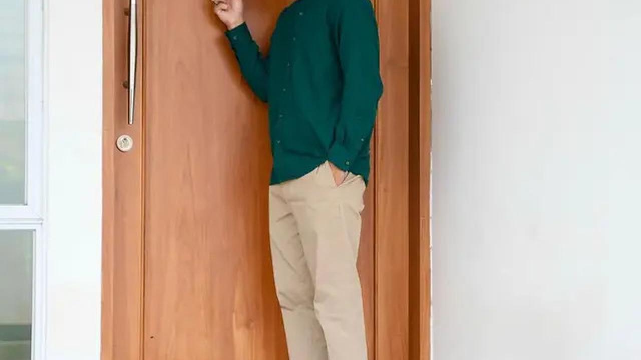 Abidzar juga memukau dalam gaya kasualnya dengan mengenakan atasan hijau berkerah koko, dipadu dengan celana panjang beige.