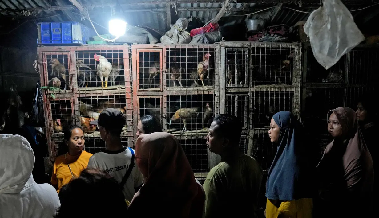 Sehari jelang Lebaran, warga memadati pasar-pasar di ibu kota untuk berbelanja bahan makanan dalam rangka persiapan Hari Raya Idul Fitri 1445 Hijriah. (AP Photo/Dita Alangkara)