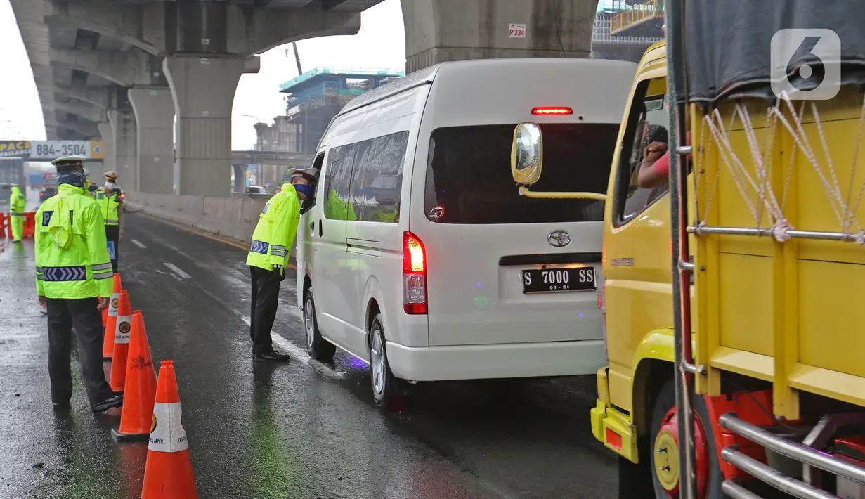 Petugas kepolisian memeriksa kendaraan yang melintasi Pos Penyekatan Jalur Mudik di Gerbang Tol Cikarang Barat, Kabupaten Bekasi, Senin (18/5). Memasuki H-6 Lebaran, puluhan kendaraan diminta untuk putar balik karena melanggar larangan mudik yang ditetapkan pemerintah. (Liputan6.com/Herman Zakharia)