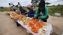 Mereka membedakan jamur yang dapat dimakan dengan yang beracun dengan cara mematahkan dan mendeteksi "cairan seperti susu yang keluar," dan dengan mengamati warna di bawah dan di atas jamur. (AP Photo/Tsvangirayi Mukwazhi)