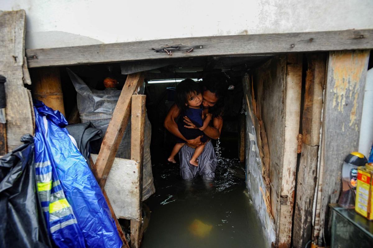 Banjir rob di Muara Angke