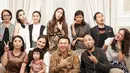 Maia Estianty dan sejumlah artis sowan ke Rumah Dinas Gubernur DKI Jakarta, Basuki Tjahaja Purnama alias Ahok. Terlihat diantaranya, Maia Estianty, Sandra Dewi, Isyana Sarasvati, Sandy Sandoro, Dewi Perssik dan masih banyak lagi. (Instagram/sandradewi88)