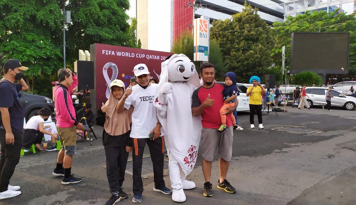 Masyarakat juga berkesempatan foto bersama La'eeb untuk mendapatkan limited merchandise FIFA World Cup Qatar 2022 persembahan SCM Grup. (Procomm Surya Citra Media)