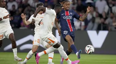 Penyerang PSG Bradley Barcola (kanan) mencetak gol pembuka ke gawang Montpellier dalam duel pekan ke-2 Ligue 1 2024/2025 di Parc des Princes, Sabtu (24/8/2024) dinihari WIB. (AP Photo/Thibault Camus)