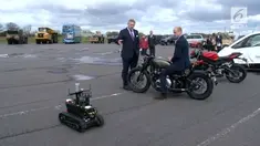 Pangeran William mengunjungi produsen motor gede dan mobil sport. Ia pun memiliki kesempatan untuk mencobanya.