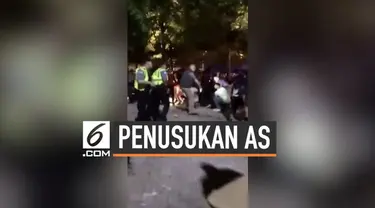 Tiga orang ditusuk saat menyaksikan pesta kembang api dalam rangka perayaan kemerdekaan Amerika Serikat. Insiden penusukan menyebabkan kepanikan warga.