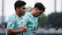 Pemain Timnas Indonesia, Asnawi Mangkualam (kiri) dan Shayne Pattynama dalam sesi latihan perdana Timnas Indonesia di Lapangan B Gelora Bung Karno, Senayan, Jakarta, Selasa (28/5/2024) jelang menghadapi serangkaian laga uji coba dan kualifikasi Piala Dunia 2026. (Bola.com/Bagaskara Lazuardi)