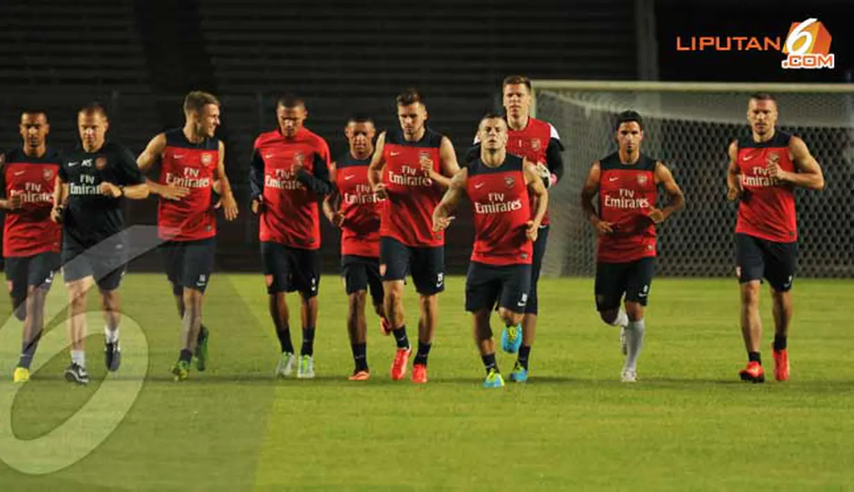 Sesi latihan terbuka Arsenal tetap digelar meski dibawah guyuran hujan. (Liputan6.com/Helmi Fithriansyah)