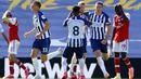 Pemain Brighton & Hove Albion merayakan gol yang dicetak oleh Lewis Dunk ke gawang Arsenal pada laga Premier League di Stadion Falmer, Sabtu (20/6/2020). Arsenal kalah 1-2. (AP/Gareth Fuller)