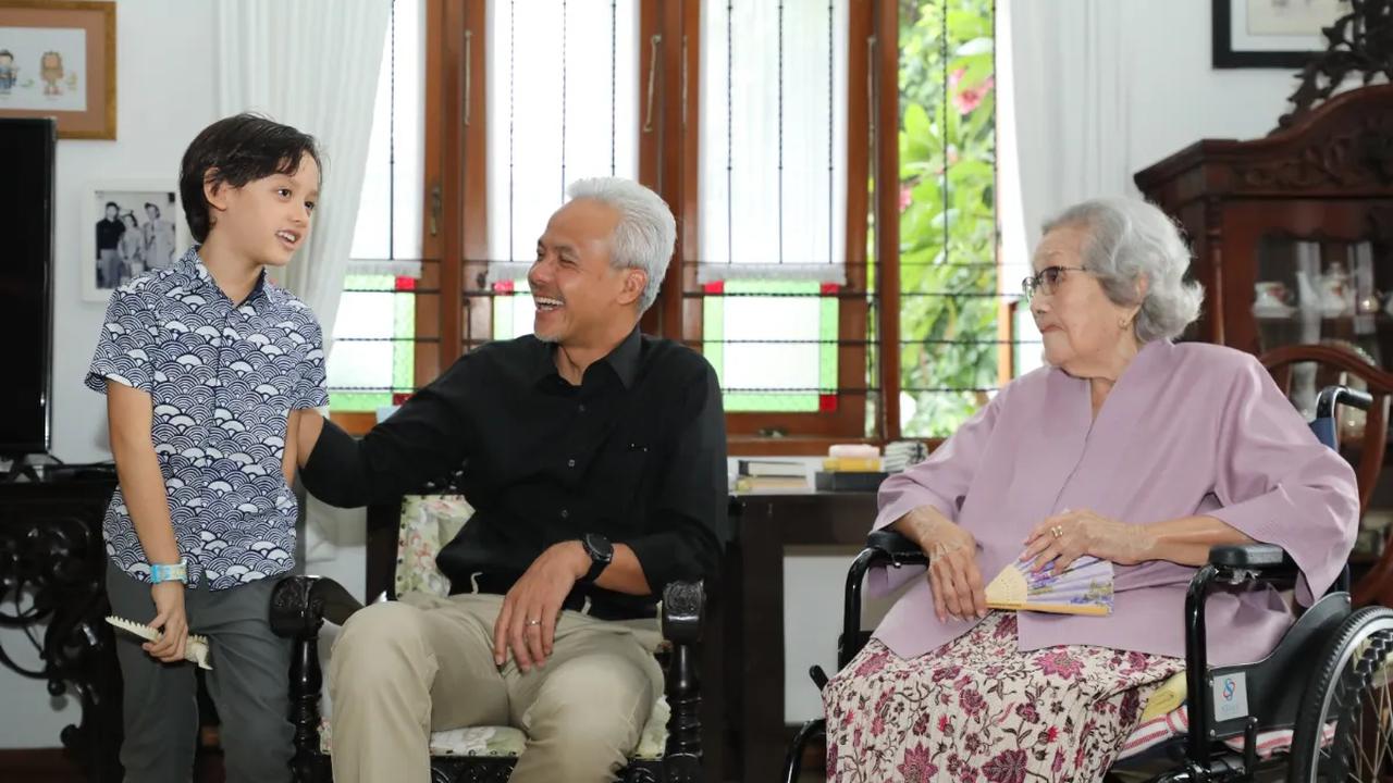 "Kelihatan bahwa yang memikirkan banyak rakyat. Rakyat melihat dia senang, dan dia berusaha untuk menampilkan diri dengan ramah, ramah sekali. Sederhana, dan keramahannya bukan main,"