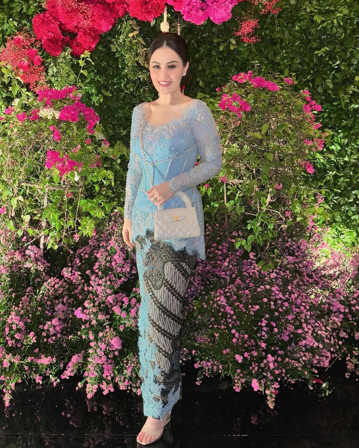 7 Potret Jennifer Dunn saat Kondangan, Tampil Elegan - Perlihatkan Kebersamaan dengan Anak dan Suami