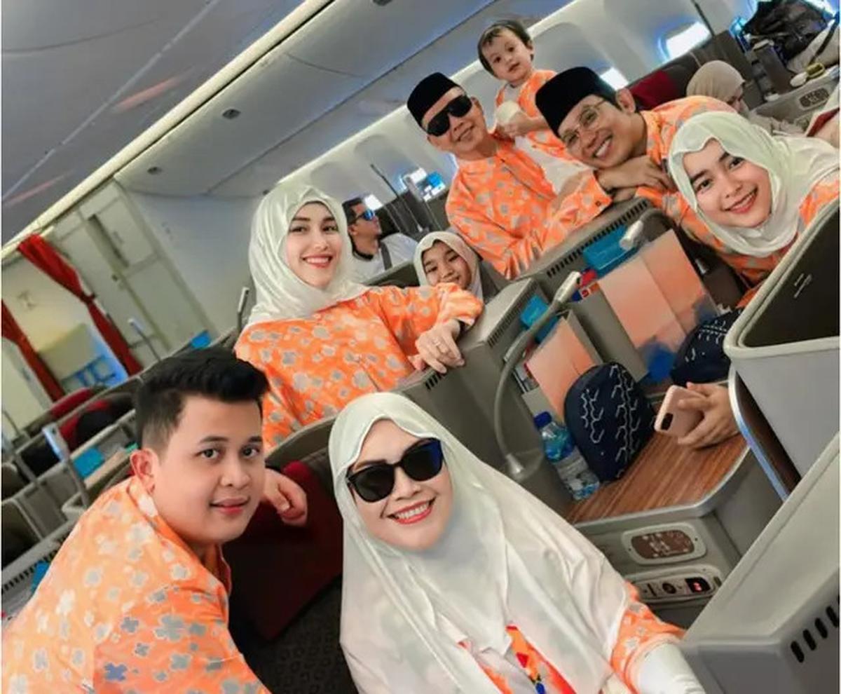 Seragam Umrah Ayu Ting Ting Sekeluarga Ternyata Rancangan Desainer Indonesia
