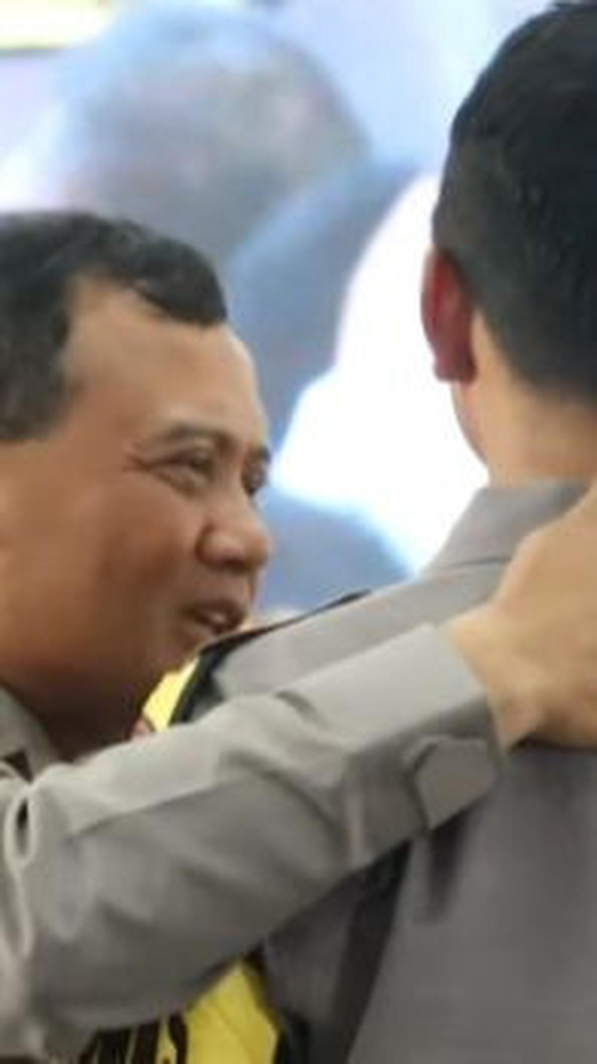 Saat berhadapan, Luthfi meminta Parjo mengungkap sosok Babinsa hingga Lurah di lokasi tugasnya. Dia meminta kedua sosok tersebut berdiri.