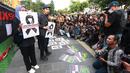 Perwakilan komunitas Centennialz melakukan orasi dalam Aksi Duka 1 Juta Pita Hitam untuk Timnas Indonesia U-20 dan Piala Dunia U-20 di trotoar FX Sudirman, Jakarta, Jumat (31/3/2023). (Bola.com/M Iqbal Ichsan)
