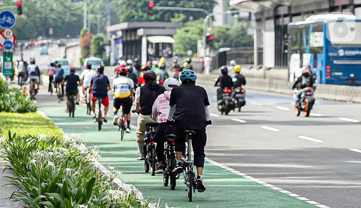 Sejumlah warga bersepeda di Bundaran HI, Jakarta, Minggu (2/1/2022). Meski hari bebas kendaraan bermotor atau car free day (CFD) ditiadakan, warga masih banyak yang beraktivitas di kawasan Sudirman-Thamrin. (Liputan6.com/Faizal Fanani)