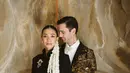 Adinia Wirasti kenakan cropped kebaya Janggan hitam dan rok Batik prada untuk foto prewedding. [@adiniawrst]