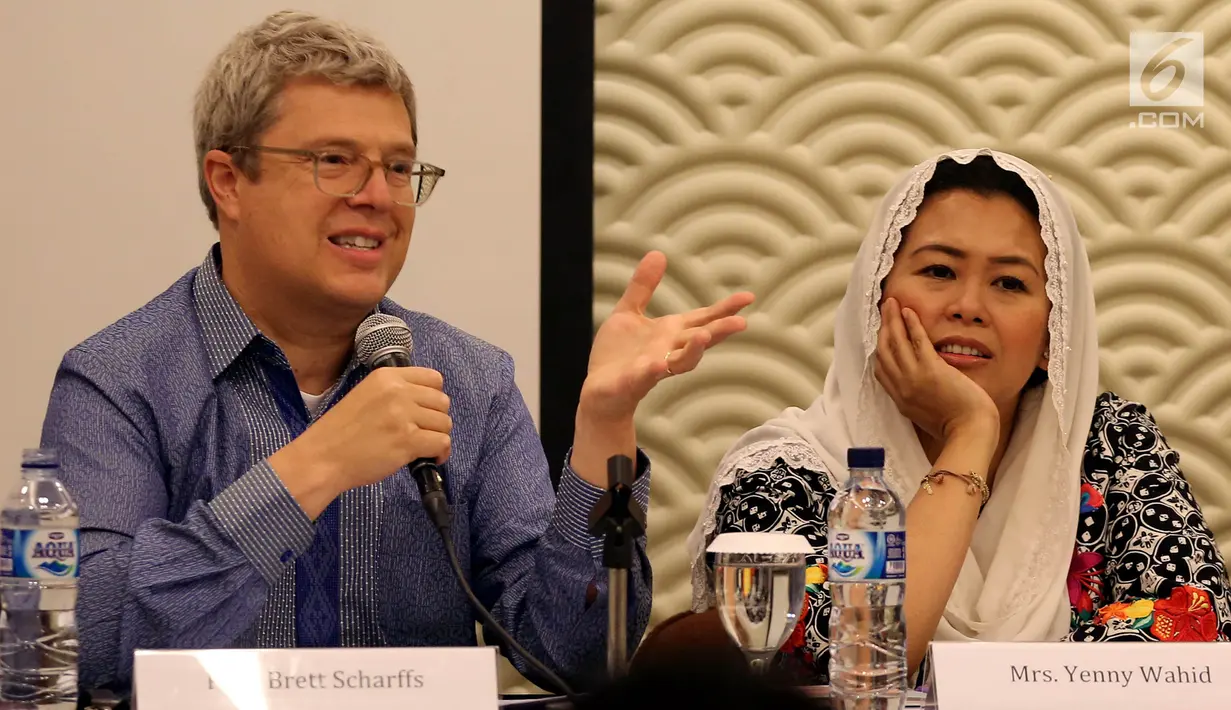 Prof. Brett Scharffs memberi pemaparan saat menjadi pembicara diskusi pada Forum terbuka di Jakarta, Senin (31/7). Forum tersebut membahas hubungan antara agama minoritas, mayoritas di Indonesia dan Amerika Serikat. (Liputan6.com/Johan Tallo)