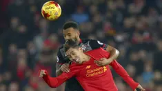 Pemain Liverpool, Roberto Firmino (depan) berduel dengan pemain Southampton, Ryan Bertrand pada laga semifinal leg kedua Piala Liga Inggris di Anfield stadium, Liverpool (25/1/2017). Liverpool kalah 0-1. (AP/Dave Thompson)