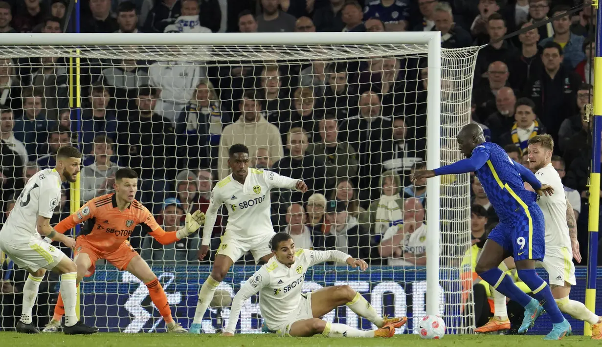 <p>Penyerang Chelsea Romelu Lukaku (kedua kanan) mencetak gol ketiga ke gawang Leeds United dalam laga tunda pekan ke-33 Liga Inggris 2021/2022 di Stadion Elland Road, Kamis (12/5/2022) dini hari WIB. Chelsea menang telak 3-0 atas Leeds United. (AP Photo/Jon Super)</p>