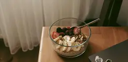 Overnight oats menjadi salah satu pilihan yang cukup sering dipilih karena proses pembuatannya sederhana (Sumber: Pexels.com)