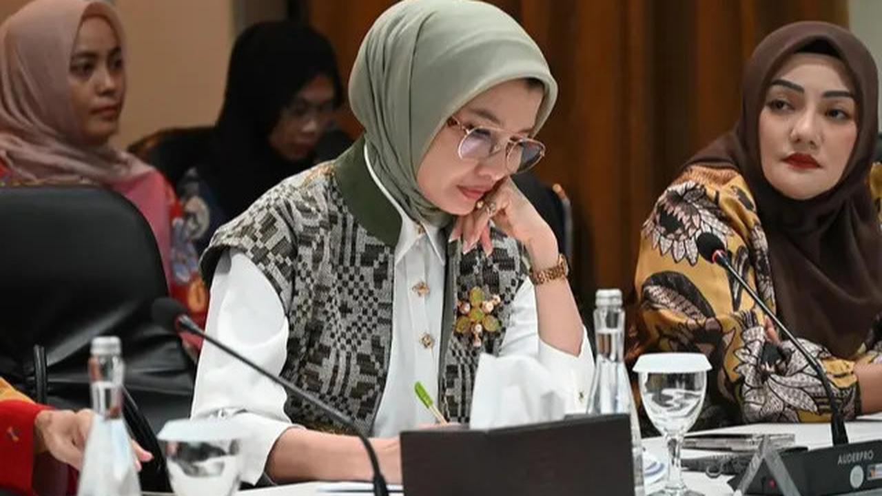 4 Gaya Outer Arzeti Bilbina, Modest Fashion ala Politisi yang Stylish dan Beretika