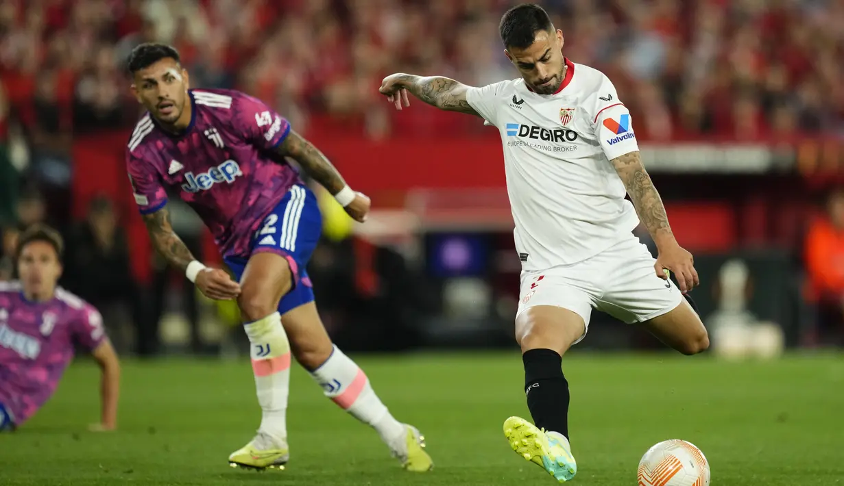 <p>Gelandang Sevilla, Suso menembak bola saat mencetak gol ke gawang Juventus pada pertandingan leg kedua semifinal Liga Europa di stadion Ramon Sanchez Pizjuan di Seville, Spanyol, Jumat, 19 Mei 2023. (AP Photo/Jose Breton)</p>