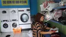 Pekerja tengah merapihkan pakaian di toko laundry di Jakarta, Rabu (20/6). Libur lebaran banyak jasa laundry kebanjiran order hingga 100 karena banyaknya para pembatu rumah tangga yang mudik lebaran. (Liputan6.com/Angga Yuniar)