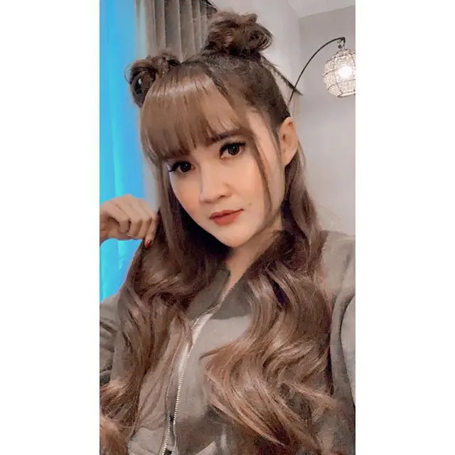 6 Potret Gaya Rambut Nella Kharisma dengan Berbagai Gaya Ini Selalu Curi Perhatian
