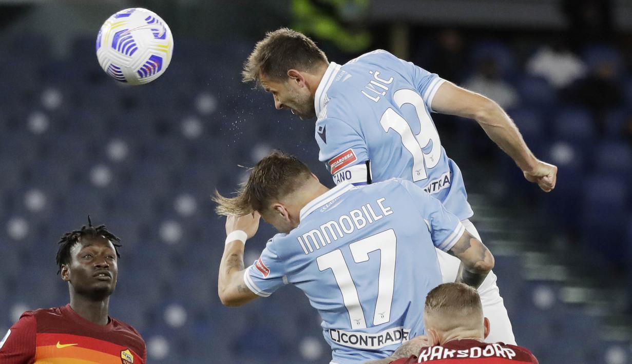 Pemain Lazio, Senad Lulic, menyundul bola saat melawan AS Roma pada laga Liga Italia di Stadion Olimpico, Roma, Minggu (16/5/2021). AS Roma menang dengan skor 2-0. (AP/Andrew Medichini)