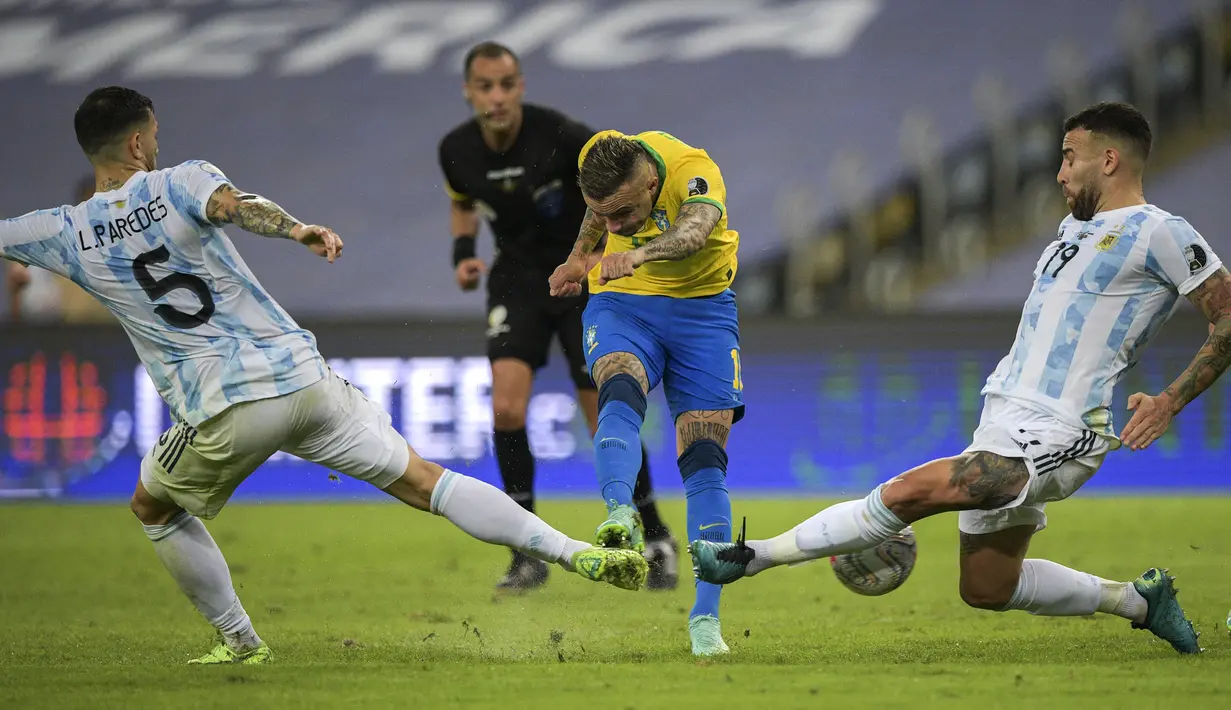 Mendekati akhir babak pertama, Brasil mati-matian menyerang Argentina untuk menyamakan kedudukan. Namun ketatnya pertahanan Argentina memaksa Brasil tunduk 1-0 hingga peluit akhir babak pertama dibunyikan. (Foto: AFP/Carl De Souza)