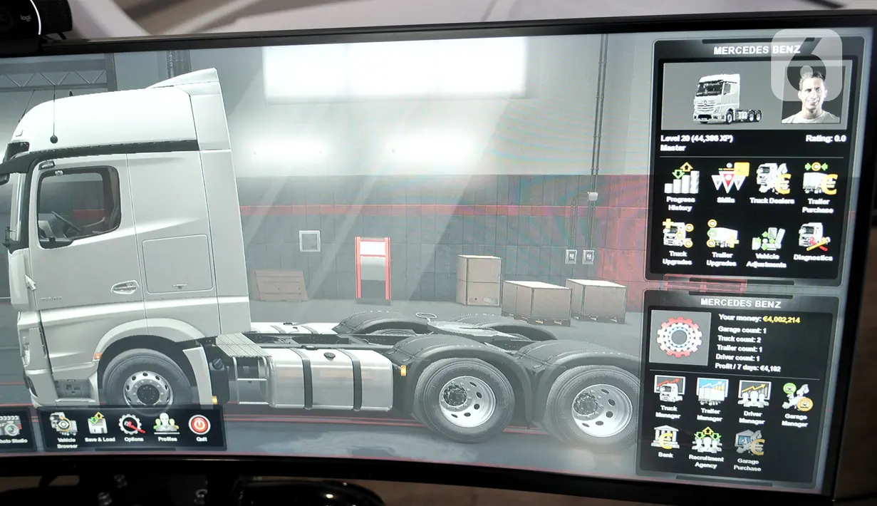 Pengunjung menjajal simulator truk yang dihadirkan Mercedes Benz di GIICOMVEC 2020, JCC Senayan, Jakarta, Minggu (8/3/2020). Mercedes Benz menghadirkan simulator truk dan bus dalam GIICOMVEC 2020 sehingga pengunjung dapat merasakan sensasi mengendarai kendaraan besar. (merdeka.com/Iqbal Nugroho)