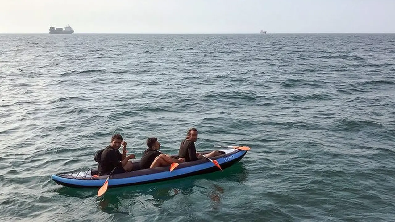Imigran menggunakan perahu kecil berusaha menyeberangi Selat Channel ke Inggris (AFP)