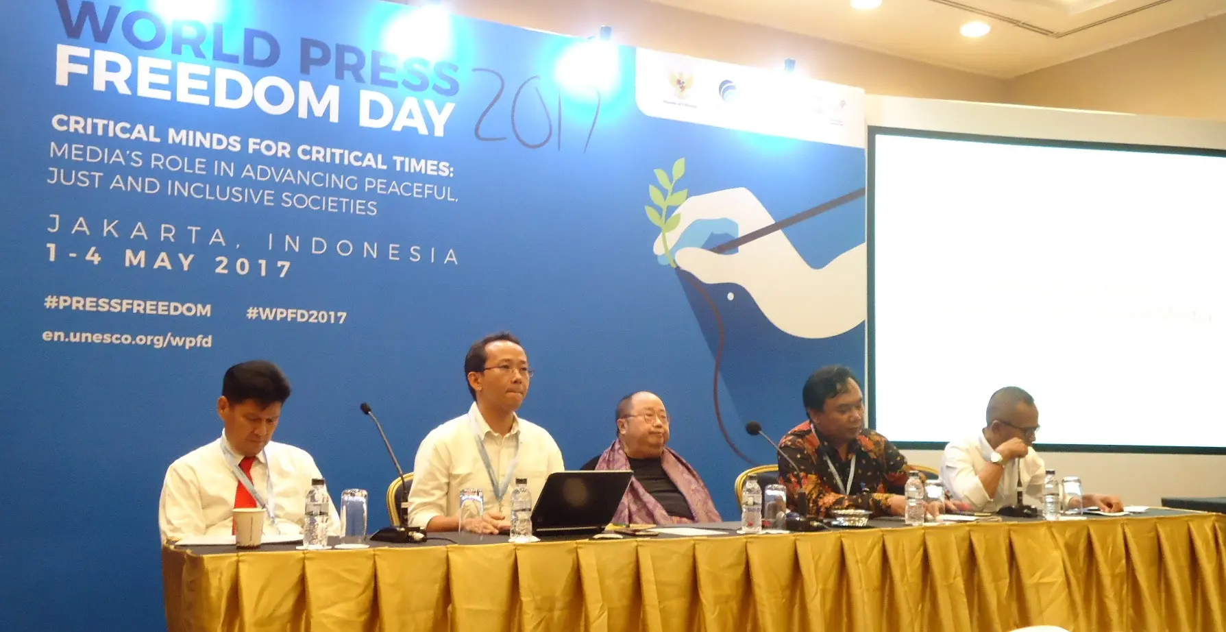 Jaya Suprana (ketiga dari kiri) di seminar Fighting Hoax News, Emporing Cyber-Based Media pada World Press Free 2017. (Liputan6.com/Mulyono Sri Hutomo).