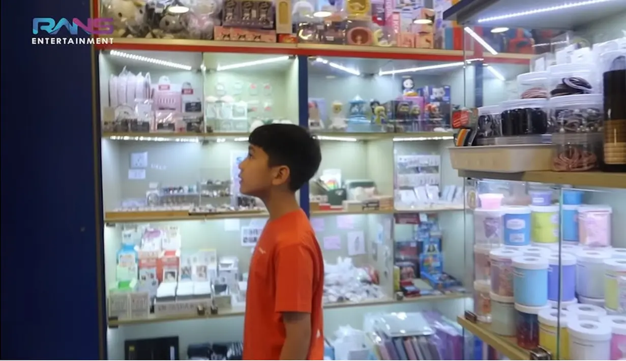 Nagita lantas menjelaskan bahwa harga kartu tersebut harganya berbeda-beda  tergantung pemainnya. Seperti Messi 25 dollar, Ronaldo 38 dollar. Meskipun terkejut, Raffi tak mempermasalahkan. Terlebih, sudah dua tahun tak membelikan kado. [Youtube/Rans Entertainment]