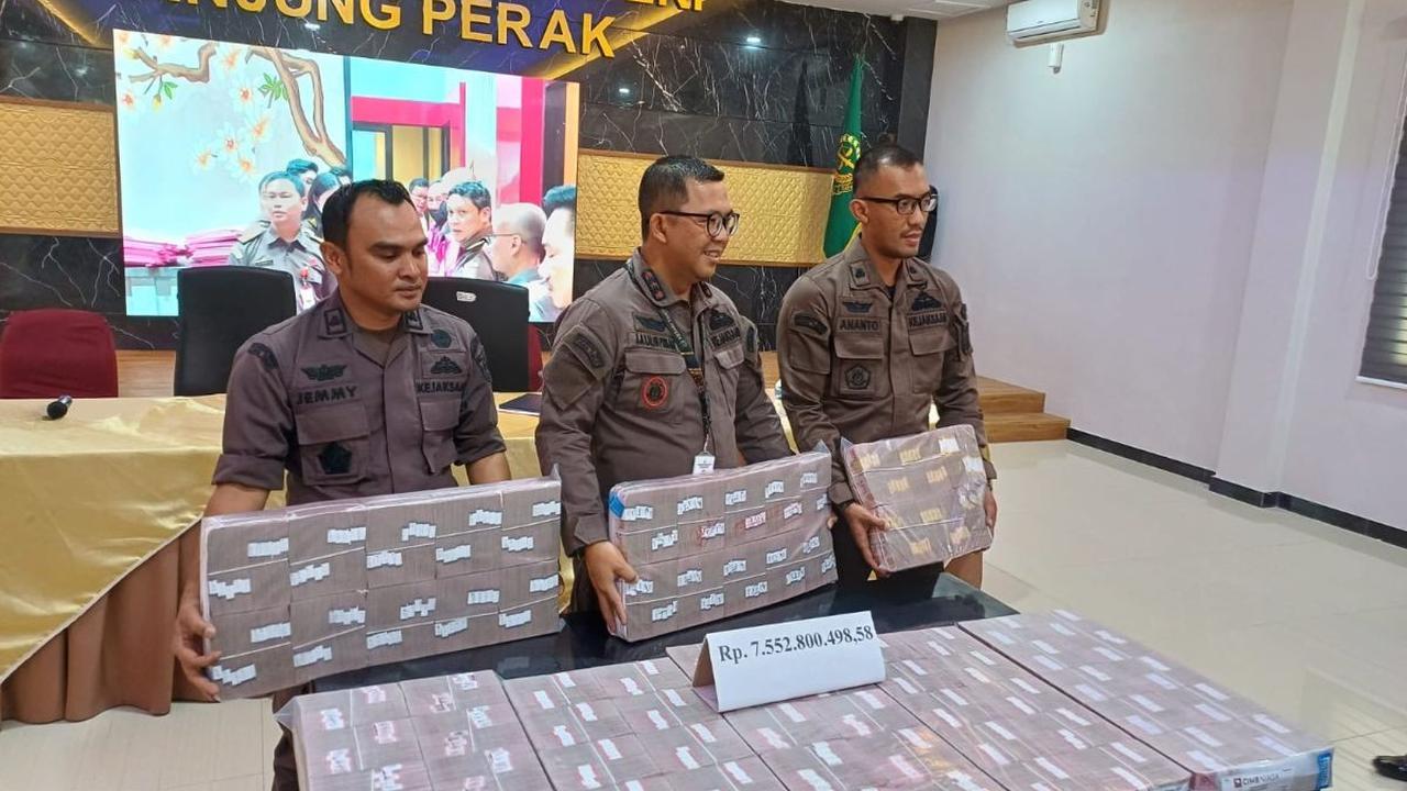 Kajari menjelaskan meskipun kedua tersangka ini sudah mengembalikan uang negara, tidak semerta perkara kasus korupsi keduanya dihentikan.&nbsp;<br>