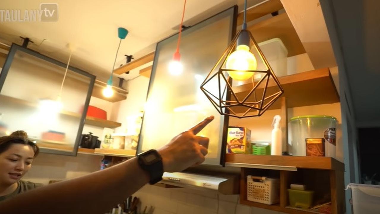 8 Potret Dapur Hesti Purwadinata yang Minimalis, Berkonsep Open Space - Gaya Rustic dengan Elemen Kayu