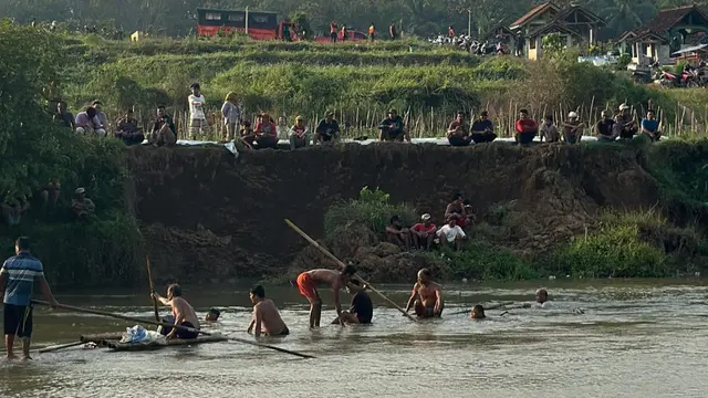 Proses pencarian dua pelajar di Pringsewu, Lampung hilang terseret arus sungai.