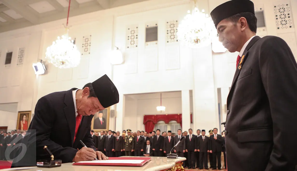 Letjen purnawirawan Sutiyoso disaksikan Presiden Jokowi menandatangani berkas acara pelantikan dirinya sebagai kepala BIN di Istana Negara, Jakarta, Rabu (8/7/2015). Sutiyoso menggantikan Marciano Norman. (Liputan6.com/Faizal Fanani)